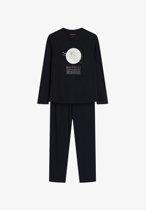 Conjunto de pijama negro de manga larga con un gráfico redondo en dorado y blanco, con texto debajo. La tela parece suave y lisa.