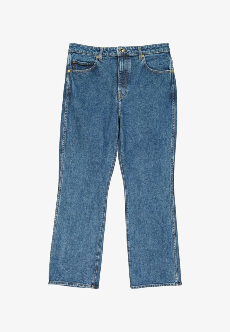 Jean bleu droit avec poches avant, passants de ceinture et fermeture par bouton sur fond blanc.