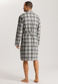 Rutig badrock i grått, marinblått och olivgrönt, tillverkad av mjukt material; har krage, långa ärmar och ett knyt i midjan.