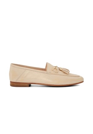 Mocassins en cuir beige avec une semelle plate marron, un bout arrondi et un gland décoratif avec un accent en métal doré.