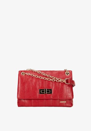 Rote Handtasche aus Kunstleder mit einem gesteppten Design, goldener Kettenriemen und einem schwarzen rechteckigen Verschluss. Verfügt über ein kleines Markenetikett an der Seite.