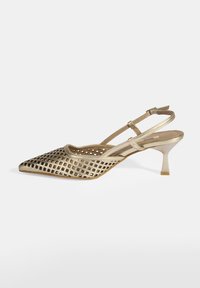 Escarpin doré à talons hauts avec un bout pointu, un design de treillis ouvert et une fine bride de cheville ; présente une finition métallique et un talon élancé.