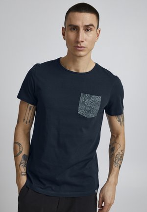 PRYANIS - T-shirt imprimé - dress blues