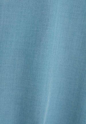 Jasnoniebieska, gładka tkanina o subtelnej fakturze, z prostym splatem. Kolor jest jednolity, bez widocznych wzorów ani akcentów.