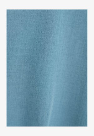 Jasnoniebieska, gładka tkanina o subtelnej fakturze, z prostym splatem. Kolor jest jednolity, bez widocznych wzorów ani akcentów.