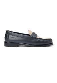Mocasín de cuero negro y beige para hombre con tacón bajo, detalles de costura y nombre de la marca en relieve en el lateral.