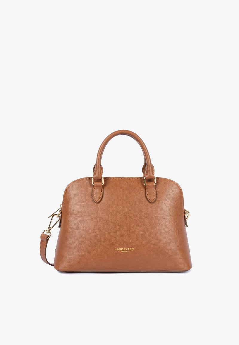 Sac à main en cuir marron avec deux poignées supérieures, une bandoulière amovible et un logo Lancaster Paris doré à l’avant.