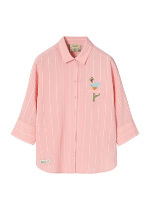 Roosa triiksärk valgete vertikaalsete triipudega, kolmeveerandvarrukatega ning vasakul rinnataskul tikitud sinine lill väikese mesilasega.