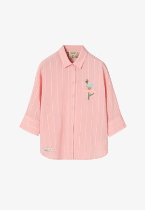 Roosa triiksärk valgete vertikaalsete triipudega, kolmeveerandvarrukatega ning vasakul rinnataskul tikitud sinine lill väikese mesilasega.