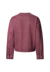 Burgundska denim jakna, skrajšana zasnova, dolgi rokavi, minimalne podrobnosti šivanja in gumbi na manšetah. Gladka tekstura, brez sprednjih žepov.