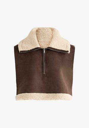 Bruine suède mouwloze vest met een crèmekleurige sherpa-voering in de kraag en aan de zoom, uitgerust met een gedeeltelijk geopende zilveren rits aan de voorkant.