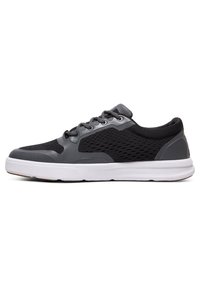 Schwarz-graue Sportschuhe mit einem Mesh-Obermaterial, Gummisohle, sechs Ösen und einer strukturierten Zehenkappe. Das Seitenmuster weist Belüftungsöffnungen auf.