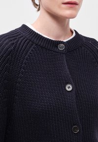 Ναυτικό πλεκτό cardigan με στρογγυλή λαιμόκοψη, που διαθέτει ριγωτή υφή, κλείσιμο με κουμπί και λεπτό ανοιχτό πλέγμα σ�τα μανίκια.