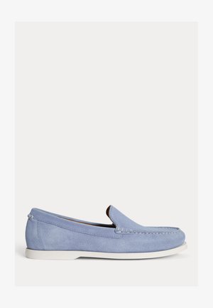 Γαλάζιο σουέτ μοκασίνι με λευκή ελαστική σόλα και ορατή ραφή, εμφανίζεται σε πλάγια όψη σε λευκό φόντο.