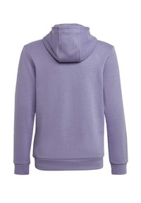 Fialová mikina s kapucí a měkkou texturou, s klokankovou kapsou, žebrovanými lemy na rukávech a středně dlouhým zadním dílem.