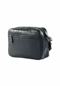 Sac messager en cuir marine avec une texture lisse, de forme rectangulaire, fermeture zippée sur le dessus, et une petite poche zippée à l'avant. Accents en quincaillerie argentée.