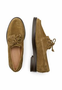 Zapatos de ante marrón con cordones, puntera redondeada, suela de goma plana y costuras detalladas. Presenta cordones lazos emparejados y un forro suave.