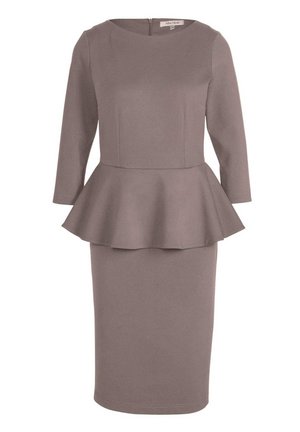 Braunes Peplum-Kleid mit dreiviertel Ärmeln, figurbetonter Silhouette und glatter Textur. Verfügt über einen Boots-Ausschnitt und einen dezenten Reißverschluss auf der Rückseite.