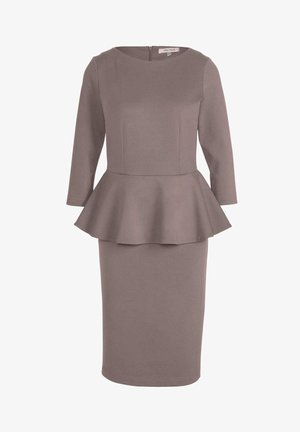 Bruine peplum jurk met driekwart mouwen, aangesloten silhouet en een gladde textuur. Beschikt over een bootnek en een discrete ritssluiting aan de achterkant.