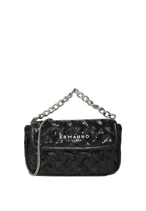 Clutch Ermanno Firenze nera con paillettes, con patta, tracolla a catena argentata e forma piccola e squadrata.