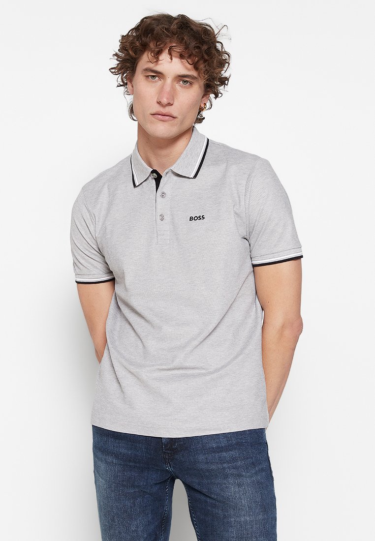 Grijze polo met zwarte randen en kleuraccenten bij de kraag, voorzien van een drieknops sluiting en geborduurd 'BOSS' logo op de borst.
