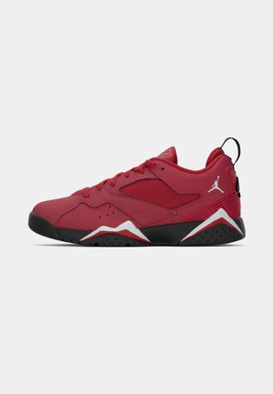 Punased madalad tennisetossud musta tallaga, valgete aktsentidega, võrkpaneelide külgedel, paeltega ning valge Jumpman logo kannal ja keelel.