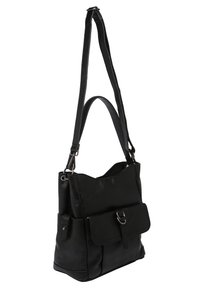 Borsa nera in pelle con una forma strutturata, dotata di una tasca con patta, tracolla regolabile e dettagli in metallo argentato. Texture liscia.