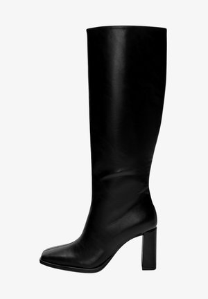 Černá kožená vysoká bota po kolena se čtveratou špičkou, hladkým povrchem a masivním podpatkem. Má přiléhavý siluetu a minimalistický design.