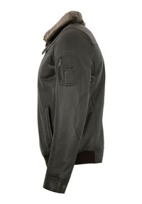 Schwarze Lederjacke mit einem Kragen aus Kunstfell, seitlichem Reißverschluss-Taschen, gerippten Bündchen und Saum sowie glatter Textur. Klassisches Bomberjacken-Design.