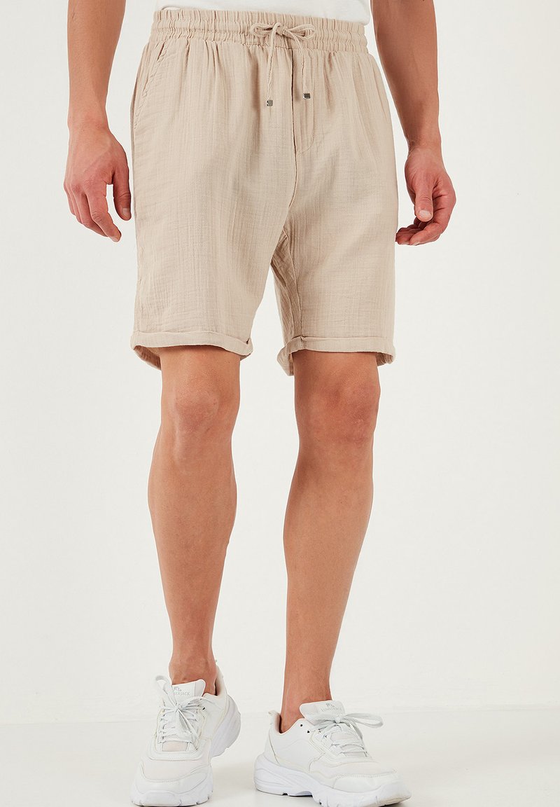 Buratti REGULAR FIT - Rövidnadrágok - beige