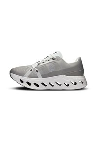 Chaussure de sport grise avec une tige en mesh respirant, des accents blancs et une semelle incurvée dotée d'ouvertures pour la ventilation et la flexibilité.