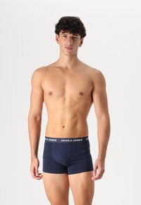 Dunkelblaue Boxershorts mit einem schwarzen Bund, der mit einem weißen "JACK & JONES"-Logo versehen ist. Aus Baumwollmaterial, mit passgenauem Design und glatter Textur.