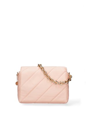 Borsa a tracolla trapuntata rosa in pelle con catena. Presenta cuciture diagonali e una forma rettangolare.