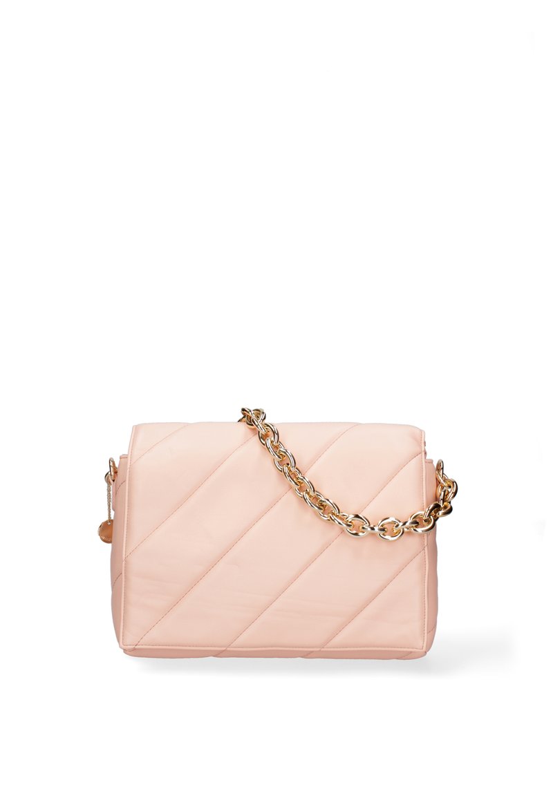 Borsa a tracolla trapuntata rosa in pelle con catena. Presenta cuciture diagonali e una forma rettangolare.