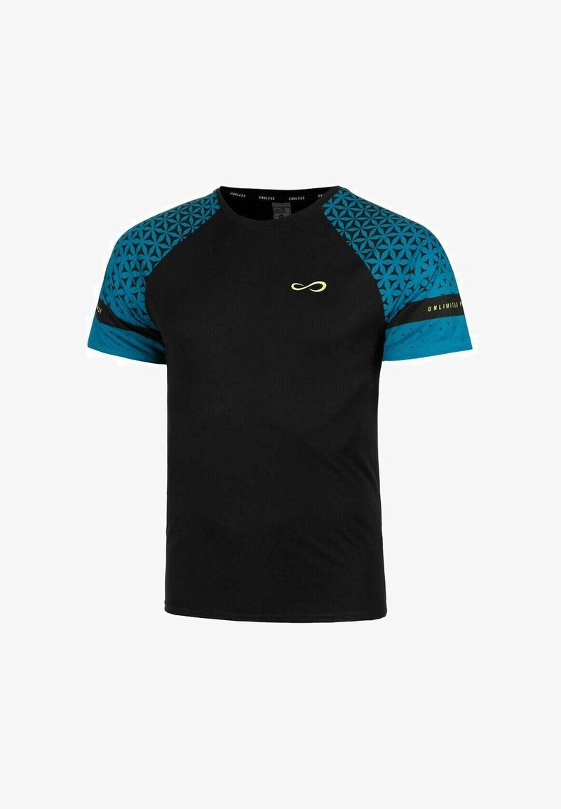 Camiseta deportiva negra de manga corta. Detalles en azul con estampado en los hombros; presenta un logo en amarillo. Tejido suave y liso.