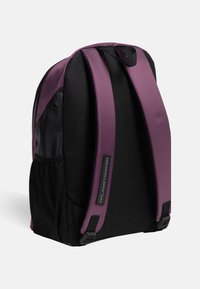 Zaino con corpo nero, spallacci e dettagli viola, trama in tessuto, tasca laterale e patch con logo sul lato.