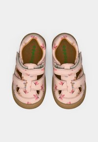 Ροζ σανδάλια για νήπια με λουλουδάτα σχέδια, ανοιχτή μύτη, διπλές λουρίδες βέλκρο και τακάκια από καφέ λάστιχο για πρόσφυση και αντοχή.