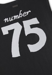Schwarzer perforierter Stoff mit großer weißer Zahl 75 und dem Wort „number“ darüber in kursivem Stil.