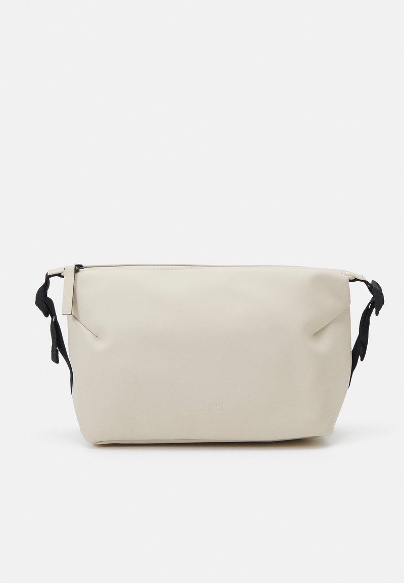Borsa impermeabile beige con dettagli neri, design elegante, chiusura con zip e spallacci regolabili. Texture liscia con un minimo dettaglio del logo.