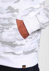 Alpha Industries Jersey con capucha - white