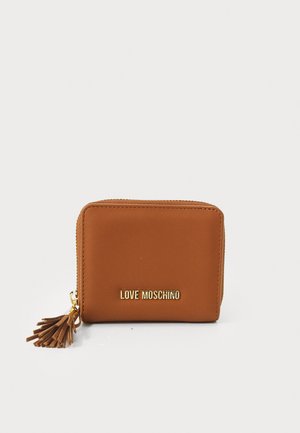 Smeđi kompaktni novčanik s zlatnim logotipom "Love Moschino" i odgovarajućim reseom na zatvaraču na jednostavnoj bijeloj pozadini.