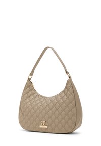 Borsa trapuntata beige con una forma curva, caratterizzata da una superficie testurizzata, dettagli hardware dorati e un logo impresso in rilievo sul davanti.