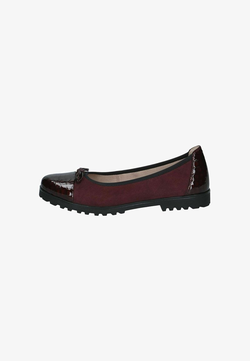 Chaussure plate pour femme avec corps en daim grenat, bout et talon vernis marron foncé brillant, garniture noire, petit nœud à l'avant et semelle extérieure noire crantée.