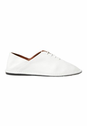 Zapato de cuero blanco con punta afilada, diseño minimalista, cordones cerrados y suela delgada de goma negra. Textura suave y líneas limpias.