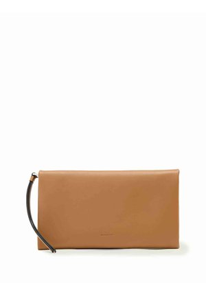Pochette rectangulaire en cuir beige avec une lanière noire attachée au côté gauche et un nom de marque discrètement embossé sur le devant.