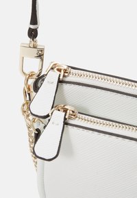 Guess NOELLE POUCH CROSSBODY - Borsa a tracolla - white