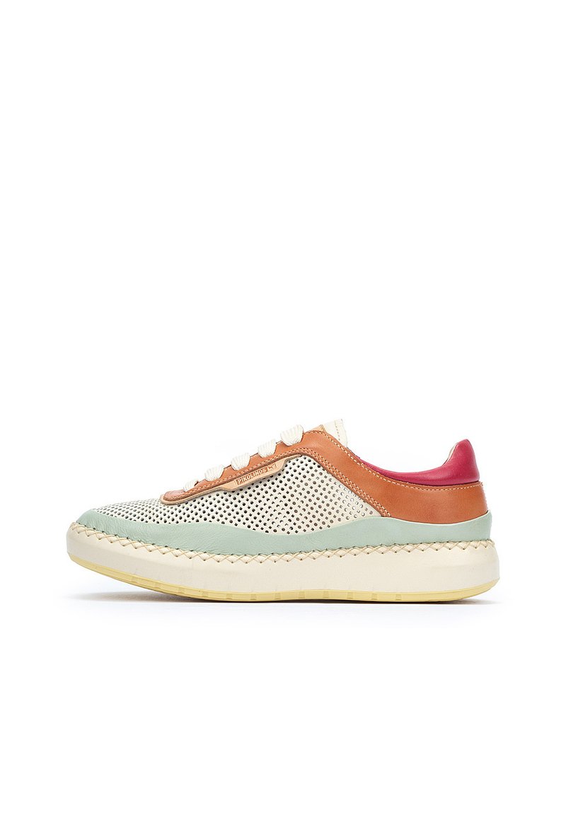 Zapatillas con parte superior de crema perforada, acentos de cuero en teal y naranja, y un talón rojo. Cuenta con una suela cosida en beige y cordones blancos.