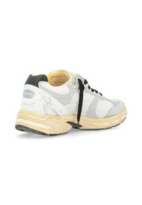 Sneaker bianco e grigio con tallone nero, pannelli in rete testurizzata e suede, suola in gomma spessa e lacci neri. Presenta un logo sul lato.