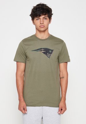Olivgrünes kurzärmliges T-Shirt aus Baumwolle mit einem zentrierten, mehrfarbigen Logo der New England Patriots. Glatte Textur, Rundhalsausschnitt.