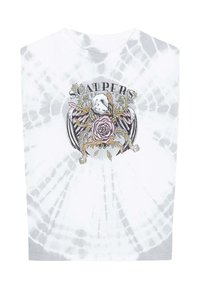 T-shirt tie-dye bianco e grigio con una grafica di teschio e rosa, con accenti floreali e il testo "Scalpers" sopra il design.